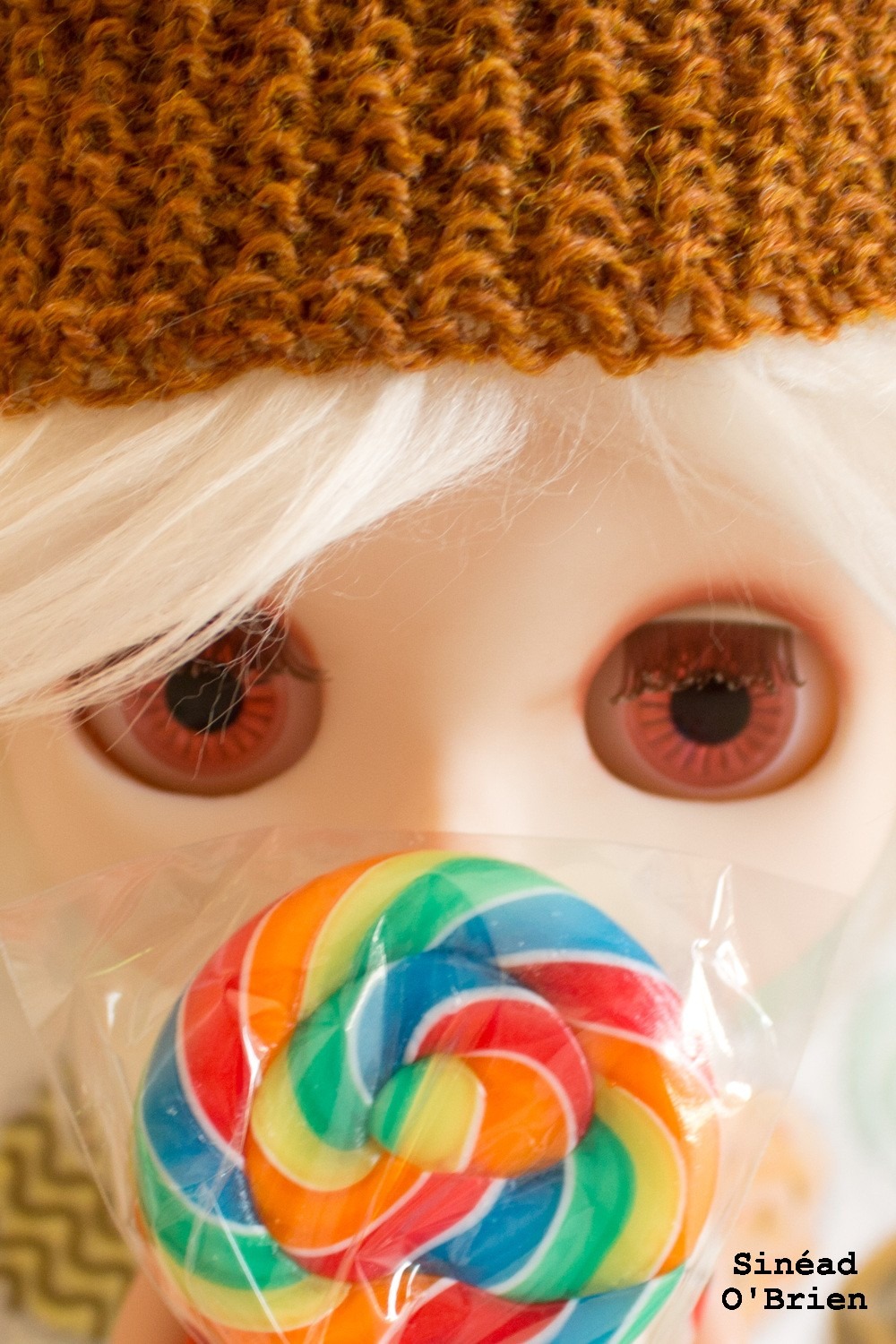 Blythe holding lollipop closeup
